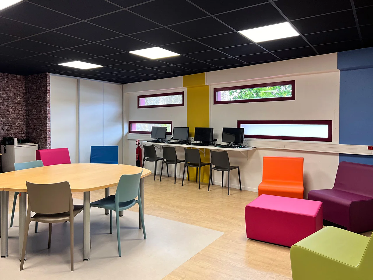 OZLA - Projet d'architecture d'intérieur, décoration et suivi de chantier pour la Mission Locale Val d'Allier à Issoire par Stéphanie Auzat, architecte d'intérieur, décoratrice et gestion des achats de mobilier et installation à Issoire proche Clermont-Ferrand